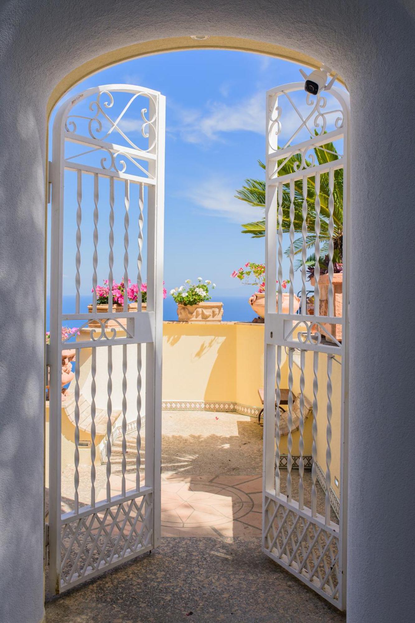 Villa Cristina -No Steps-Amalfi Coast Views -Hot Tube Praiano Exterior photo